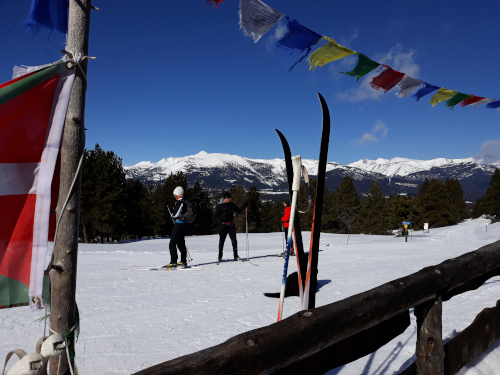 refuge du torn skis devant la terrasse